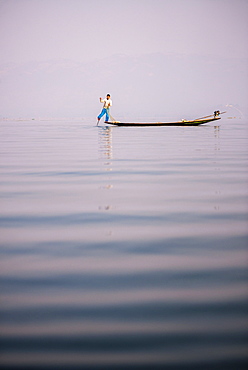 Inle Lake Fisherman (Intha Fisherman), near Nyaungshwe, Shan State, Myanmar (Burma), Asia