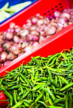 Dambulla produce market, chillies and onions for sale at Dambulla market, Dambulla, Central Province, Sri Lanka, Asia