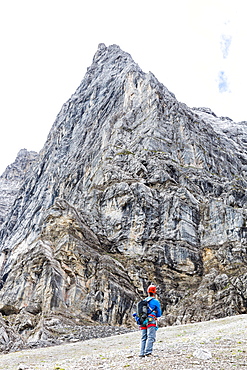 Climber in front of the Herzogkante on the Laliderer Northface, Lalidererspitze, Hinterriss, Ahornboden, Karwendel, Bavaria, Germany