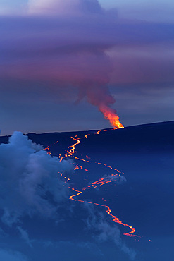 Spectacular view at twilight of the 2022 eruption and lava flow of Mauna Loa Volcano (Moku‘āweoweo, the world's largest active volcano) on the Big Island of Hawaii, Island of Hawaii, Hawaii, United States of America