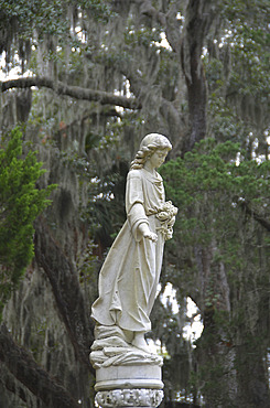 Grave sculpture of a woman holding a wreath