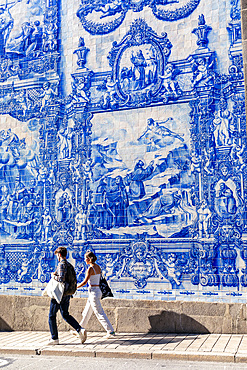 Blue tiles (Azulejos) on exterior of Chapel of Santa Catarina (Chapel of Souls), UNESCO World Heritage Site, Porto, Norte, Portugal, Europe