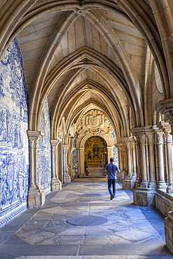 Gothic Cloisters with Baroque Azulejos, Porto Cathedral, Porto, Portugal, Southern Europe