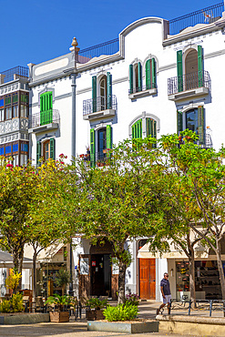 Shops and Restaurants on the Passeig de Vara de Rey, ibiza, Ibiza, Balearic Islands, Spain