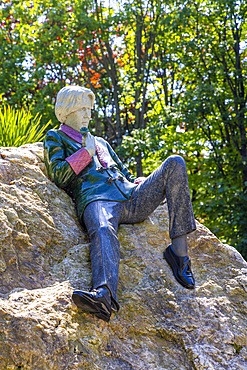 The Oscar Wilde Memorial Sculpture, Merrion Square Gardens, Dublin, Republic of Ireland, Europe