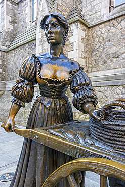 Molly Malone Statue, Dublin, Republic of Ireland, Europe