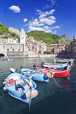 Fishing boats at the harbour, Vernazza, Cinque Terre, UNESCO World Heritage Site, Rivera di Levante, Provinz La Spazia, Liguria, Italy, Europe