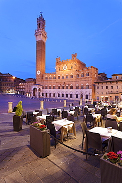 Restauranta at Piazza del Campo with Palazzo Pubblico town hall and Torre del Mangia Tower, Siena, UNESCO World Heritage Site, Siena Province, Tuscany, Italy, Europe