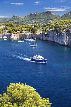 Excursion boat, Les Calanques de Port-Miou, National Park Calanque de Port-Pin, Cassis, Provence, Provence-Alpes-Cote d'Azur, Southern France, France, Mediterranean, Europe