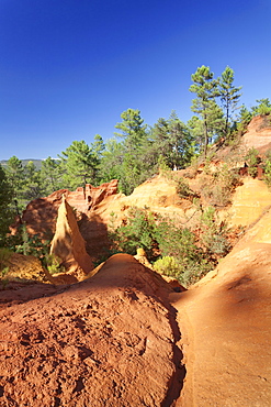 Les Sentiers des Ocres, Ochre Rocks, Nature Trail, Roussillon, Vaucluse, Provence-Alpes-Cote d'Azur, France, Europe