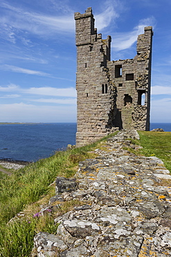 Ruins of Dunstanburgh Castle, overlooking Embleton Bay, Northumberland, England, United Kingdom, Europe