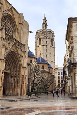 Cathedral and Miguelete bell tower, Plaza de la Virgen, autumn (fall), Valencia, Spain, Europe