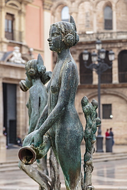 Maiden statue, Central Fountain representing Rio Turia, and cathedral, Plaza de la Virgen, Valencia, Spain, Europe