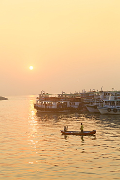 A fishing boat on the Arabian Ocean in front of the Gateway of India, Mumbai, Maharashtra, India, Asia