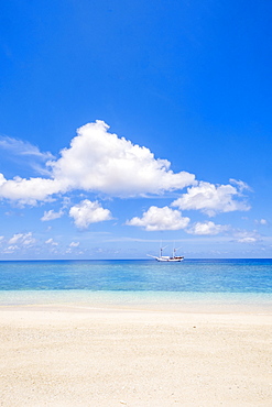 A traditional wooden Bugis pinisi ship moored off Nailaka beach, Rhun, Banda Islands, Maluku, Spice Islands, Indonesia, Southeast Asia, Asia