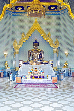 The interior of Wat Traimit temple showing the Golden Buddha, Bangkok, Thailand, Southeast Asia, Asia