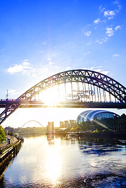 The Sage Arts Centre and Tyne Bridge over the Tyne River, Gateshead, Newcastle-upon-Tyne, Tyne and Wear, England, United Kingdom, Europe