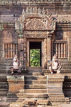 Detailed carving on the facade of a temple at Banteay Srei in Angkor, UNESCO World Heritage Site, Siem Reap, Cambodia, Indochina, Southeast Asia, Asia