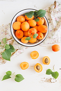 Apricots in bowl