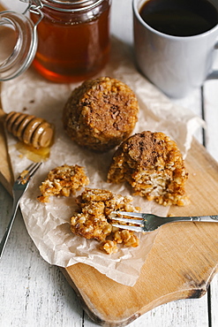 Dessert cakes with honey and coffee