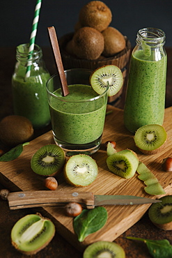 Sliced kiwi on cutting board for smoothie