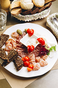 Bread, meat and tomatoes on plate