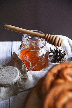 Pastry buns with honey