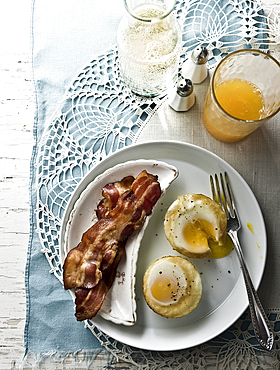 Baked eggs with bacon, juice and champagne