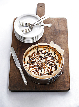 Onion cheesecake on cutting board with plates