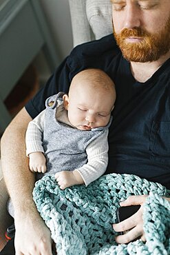 Father sleeping with newborn son (0-1 months)