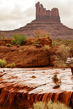 Usa, Arizona, Monument Valley, Flash flood running down arroyos in Monument Valley