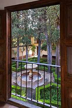 Spain, Granada, Courtyard with fountain of the Alhambra