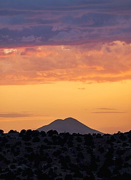 USA, New Mexico, Lamy, Galisteo Basin Preserve, Dramatic view over Galisteo Basin Preserve at sunset
