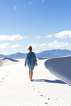 United States, New Mexico, White Sands National Park, Teenage girl walking