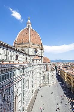 The ancient Duomo di Firenze built with polychrome marble panels and Brunelleschi's Dome, Florence, UNESCO World Heritage Site, Tuscany, Italy, Europe