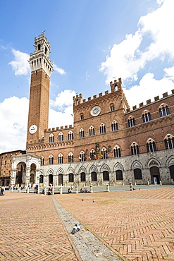 View of Piazza del Campo with the historical Palazzo Pubblico and its Torre del Mangia, Siena, UNESCO World Heritage Site, Tuscany, Italy, Europe