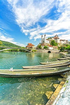 Boats moored in Aare River with Aarburg Castle in background, Aarburg, Canton of Aargau, Switzerland, Europe