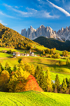 Sunset over the Odle Group and village of Santa Magdalena in autumn, Funes Valley, Dolomites, Bolzano, South Tyrol, Italy, Europe