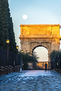 Tourist admiring the Arco di Tito triumphal arch, Imperial Forum, UNESCO World Heritage Site, Rome, Lazio, Italy, Europe