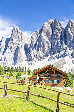 Malga Casnago (Gschnagenhardt) hut with the Odle in background, Val di Funes, South Tyrol, Dolomites, Italy, Europe