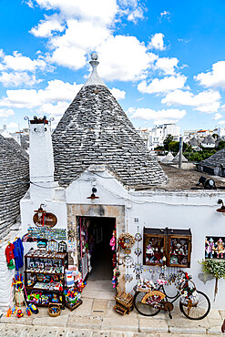 Handcraft souvenirs in the Trullo traditional stone hut, Alberobello, UNESCO World Heritage Site, province of Bari, Apulia, Italy, Europe