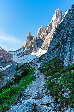 Footpath to Rifugio Zsigmondy Comici hutte with Croda Dei Toni in the background, Val Fiscalina, Sesto Dolomites, South Tyrol, Italy, Europe