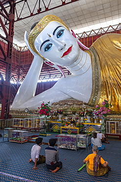 Pilgrims praying before the reclining Buddha in the Chaukhtatgyi Buddha Temple, Yangon (Rangoon), Myanmar (Burma), Asia