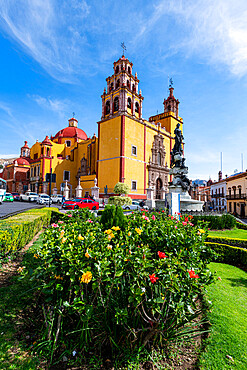 Monumento a La Paz in front of the Basilica Colegiata de Nuestra Senora, UNESCO World Heritage Site, Guanajuato, Mexico, North America