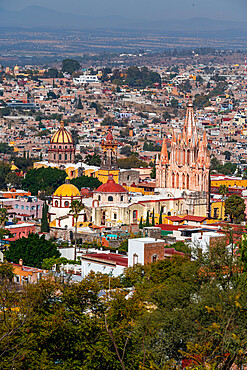 View over La Parroquia de San Miguel Arcangel Cathedral and San Miguel de Allende, UNESCO World Heritage Site, Guanajuato, Mexico, North America