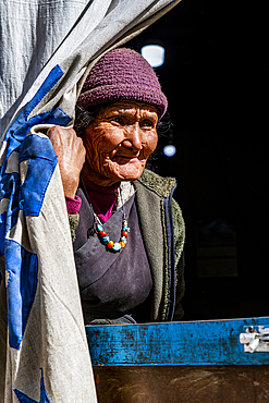 Old woman, Lo Manthang, Kingdom of Mustang, Nepal, Asia