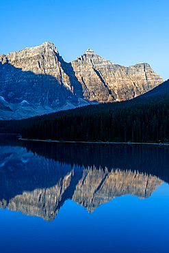 Sunrise at Lake Moraine, Banff National Park, UNESCO World Heritage Site, Alberta, Rocky Mountains, Canada, North America