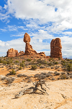 Balanced Rock, Arches National Park, Moab, Utah, United States of America, North America