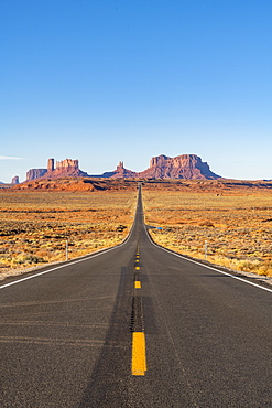 The road leading up to Monument Valley Navajo Tribal Park on the Arizona-Utah border, United States of America, North America