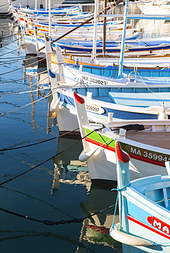 Boats in Cassis harbour, Bouches du Rhone, Provence, Provence-Alpes-Cote d'Azur, French Riviera, France, Mediterranean, Europe